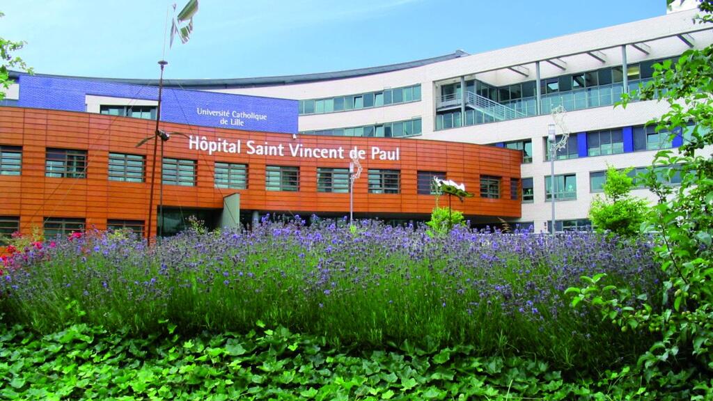 Photographie de l'entrée de l'hopital saint vincent de paul à Lille